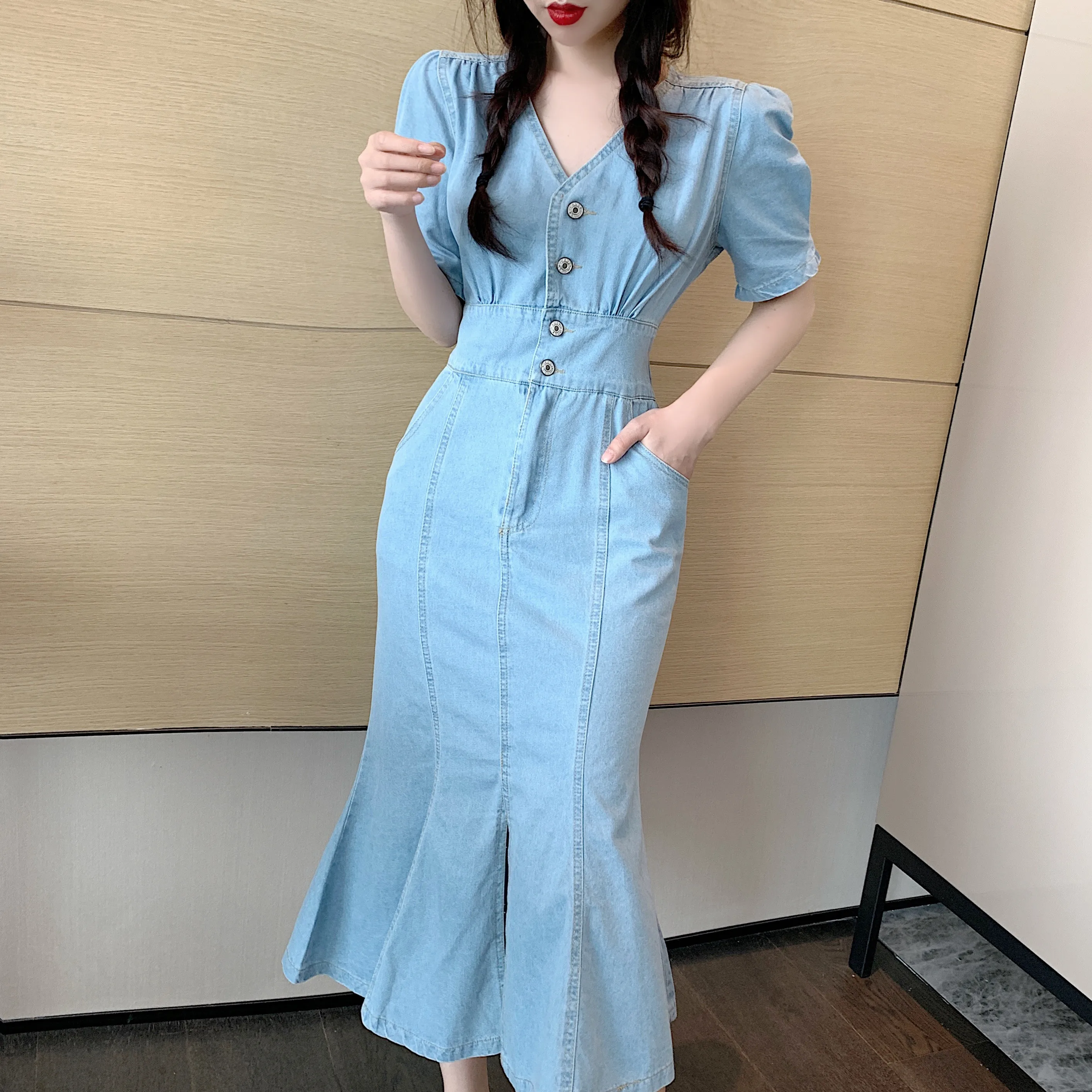 Vintage Jeans Trumpet Dress Women Streetwear V-Neck Button Down Mermaid Dress Plus Size Side Pocket Split Denim Vestidos
Vintage Jeans Trumpet Dress Women Streetwear V-Neck Button Down Mermaid Dress Plus Size Side Pocket Split Denim Vestidos