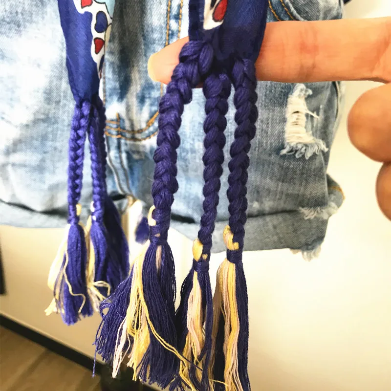 Paisley printing 110cm square scarf with tassel lace 100% real silk Bodhi leaf patten blue color lady gift for summer spring
Paisley printing 110cm square scarf with tassel lace 100% real silk Bodhi leaf patten blue color lady gift for summer spring