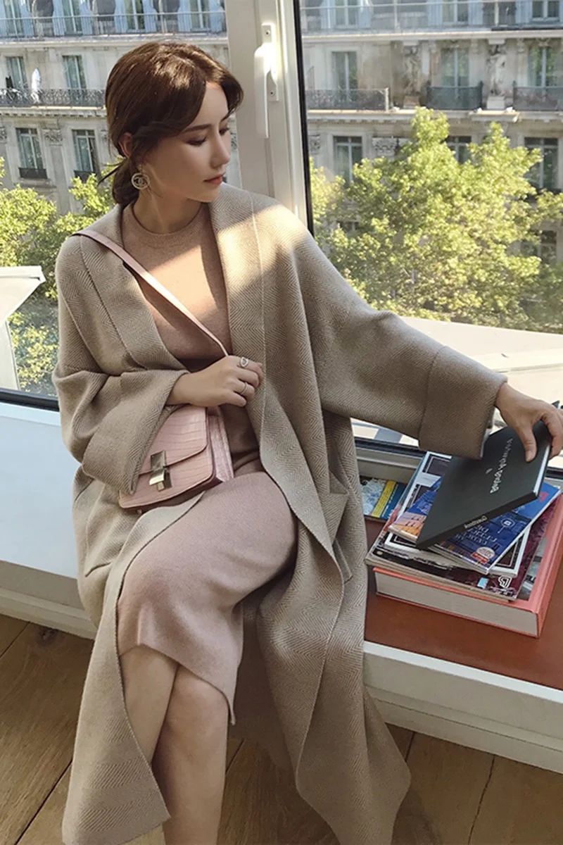 Winter Elegant Winter Coats Loose knit Cardigan Woolen Sweater Oversized Extra Soft High-end Cardigan Knitting Coat for Women
Winter Elegant Winter Coats Loose knit Cardigan Woolen Sweater Oversized Extra Soft High-end Cardigan Knitting Coat for Women