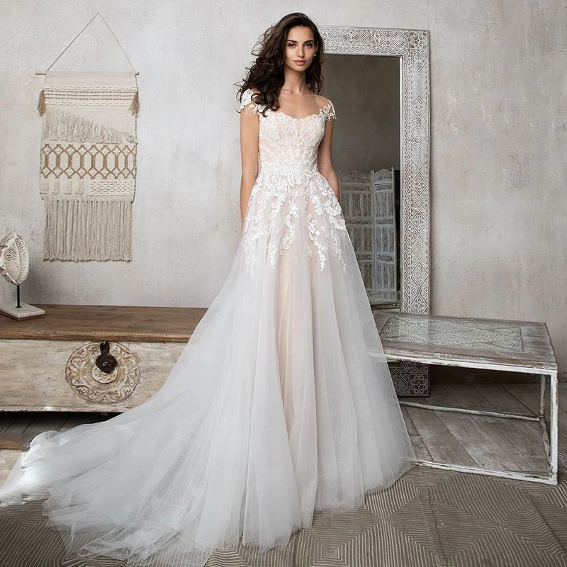 Кружевные свадебные платья-трапеции с круглым вырезом и рукавами-крылышками
Кружевные свадебные платья-трапеции с круглым вырезом и рукавами-крылышками