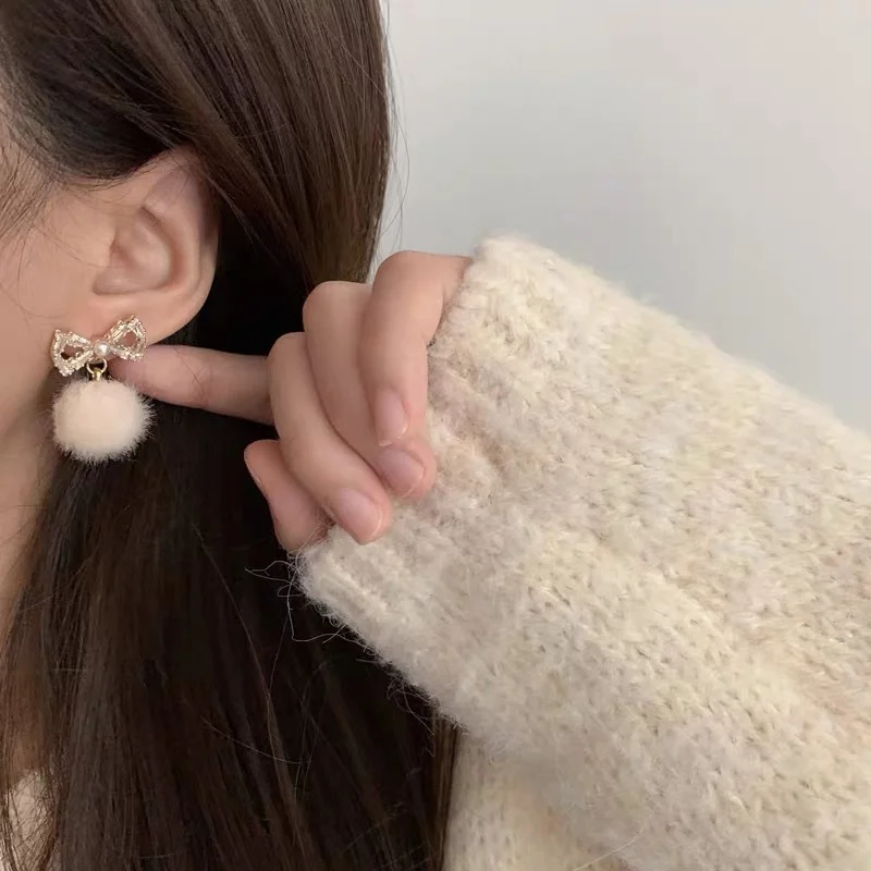 Korean Sweet Bowknot Ball Stud Earring For Women Jewelry Black Red Crystal Female Personality Simple Pink Plush Fur Earing
Korean Sweet Bowknot Ball Stud Earring For Women Jewelry Black Red Crystal Female Personality Simple Pink Plush Fur Earing