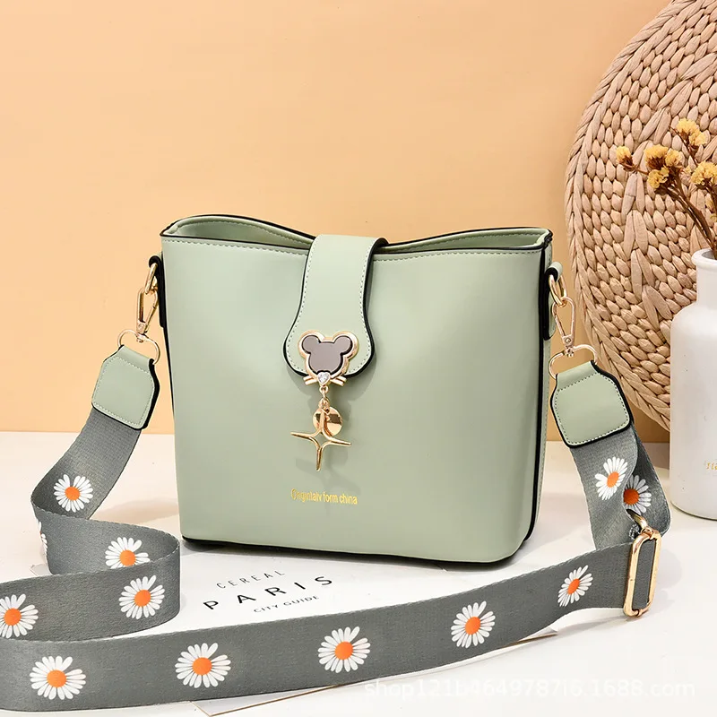 Disney cartoon Mickey ladies pu fashion texture shoulder bag wild casual messenger mobile phone storage bag
Disney cartoon Mickey ladies pu fashion texture shoulder bag wild casual messenger mobile phone storage bag