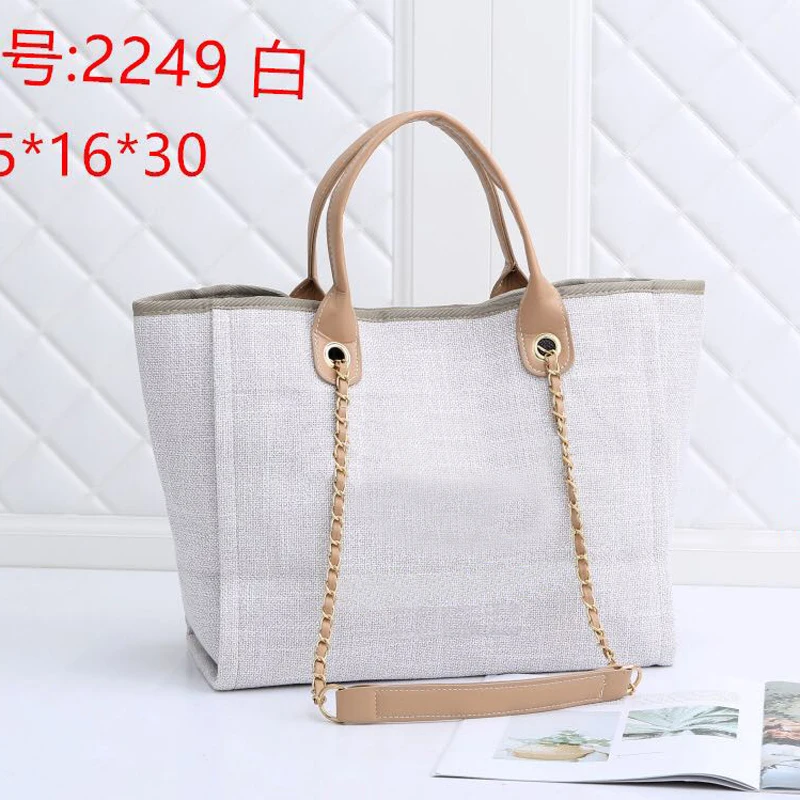 New trendy fashion handbags with logo, versatile one-shoulder portable large-capacity solid color autumn and winter handbags
New trendy fashion handbags with logo, versatile one-shoulder portable large-capacity solid color autumn and winter handbags