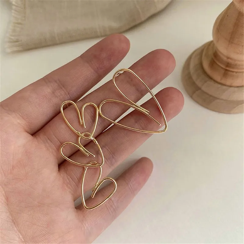 New Christmas Sweet Gift Korean Fashion Asymmetric Hollow Wire Heart Earrings Ladies Gold Earrings For Lady OL Accessoires 
New Christmas Sweet Gift Korean Fashion Asymmetric Hollow Wire Heart Earrings Ladies Gold Earrings For Lady OL Accessoires