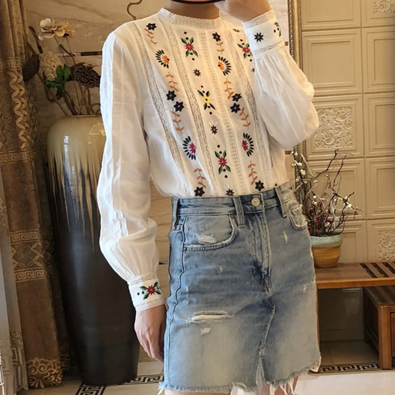 Женская хлопковая блузка с цветочной вышивкой
Женская хлопковая блузка с цветочной вышивкой