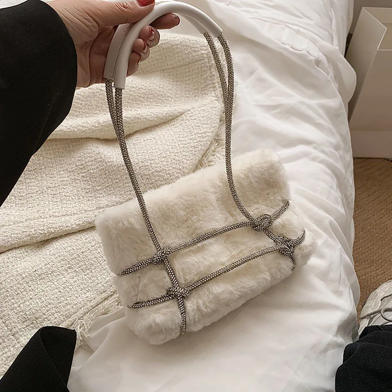 Brand Originality Design High end Plush Handheld Frosted bag women new version of Joker shoulder slung fashion square bag
Brand Originality Design High end Plush Handheld Frosted bag women new version of Joker shoulder slung fashion square bag