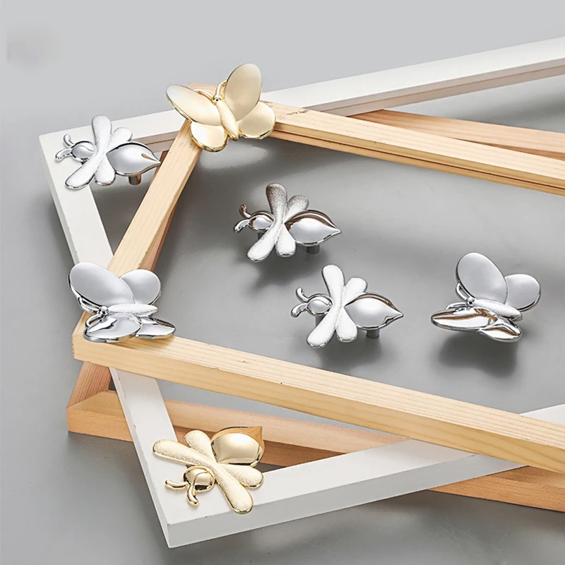 1Pc Cute Zinc Alloy Butterfly/Bee/Ginkgo Leaf Knob Golden/Silver Cabinet Drawer Wardrobe Door Handle Knobs and Pulls
1Pc Cute Zinc Alloy Butterfly/Bee/Ginkgo Leaf Knob Golden/Silver Cabinet Drawer Wardrobe Door Handle Knobs and Pulls