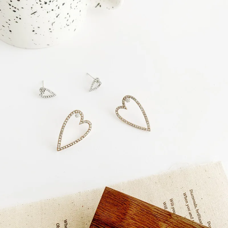 Orgin Summer Unique Design Asymmetric Rhinestone Love Heart Dangle Earrings for Women Delicate Hollow Out Earrings Party Jewelry
Orgin Summer Unique Design Asymmetric Rhinestone Love Heart Dangle Earrings for Women Delicate Hollow Out Earrings Party Jewelry