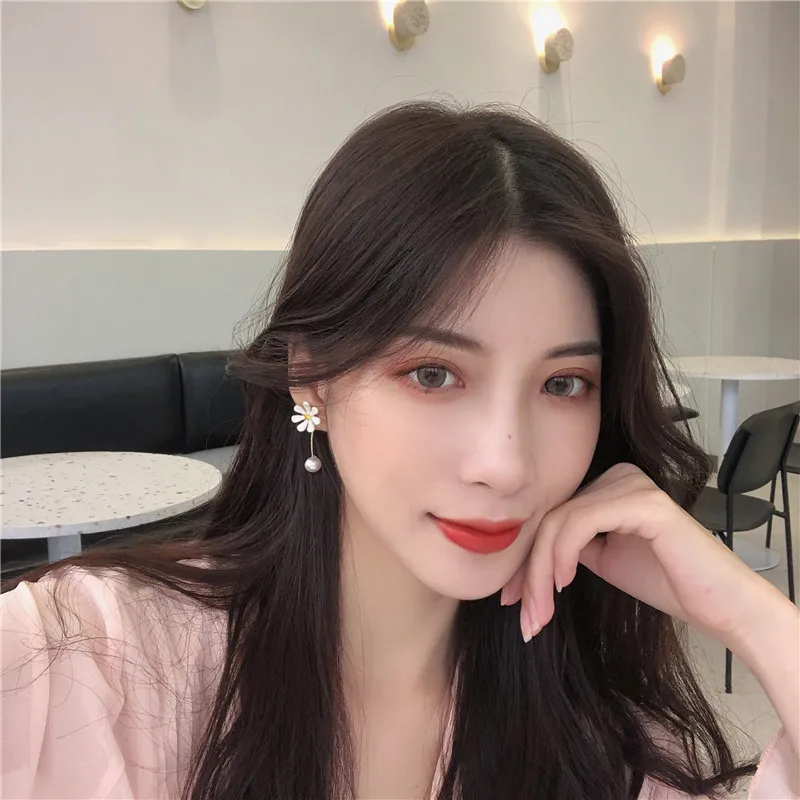 Two wear fashionable joker a little Daisy pearl earrings, a senior sunflower female long tassel earrings
Two wear fashionable joker a little Daisy pearl earrings, a senior sunflower female long tassel earrings