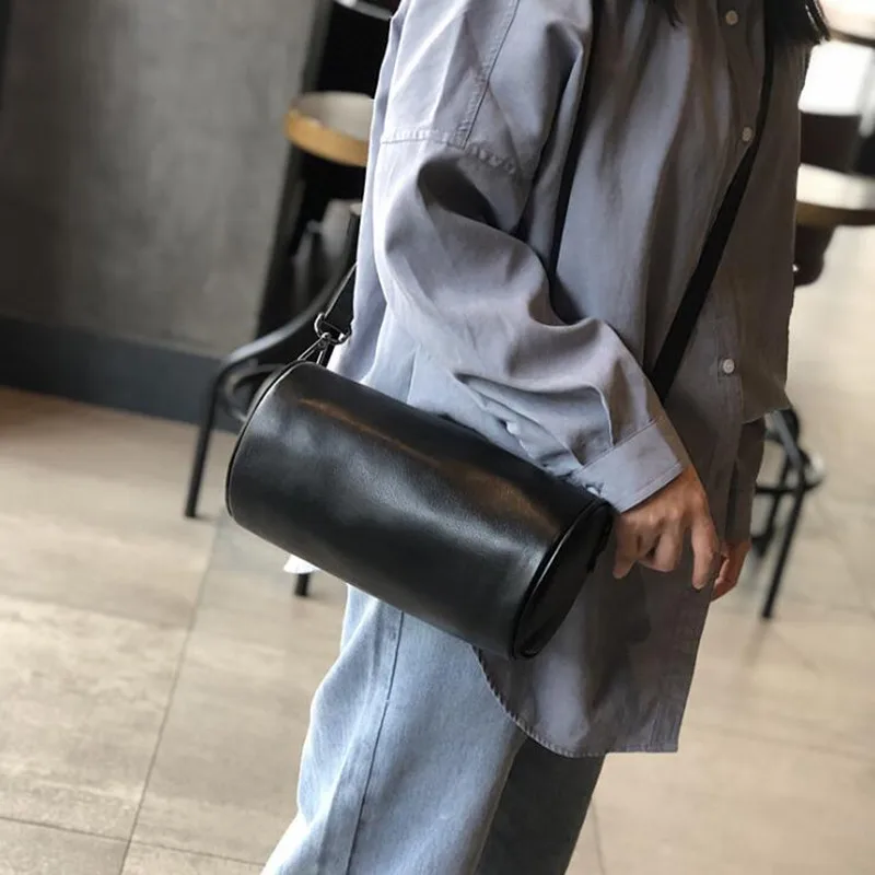 Round poke bag leather casual soft leather messenger bucket bag classic all-match temperament shoulder bag retro style
Round poke bag leather casual soft leather messenger bucket bag classic all-match temperament shoulder bag retro style