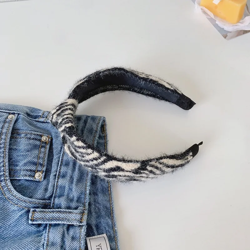 Fashion Women Warm Plush Leopard Plaid Hairband Winter Soft Cross Knotted Headbands Headwear Vintage Hair Accessories Hair Hoops
Fashion Women Warm Plush Leopard Plaid Hairband Winter Soft Cross Knotted Headbands Headwear Vintage Hair Accessories Hair Hoops