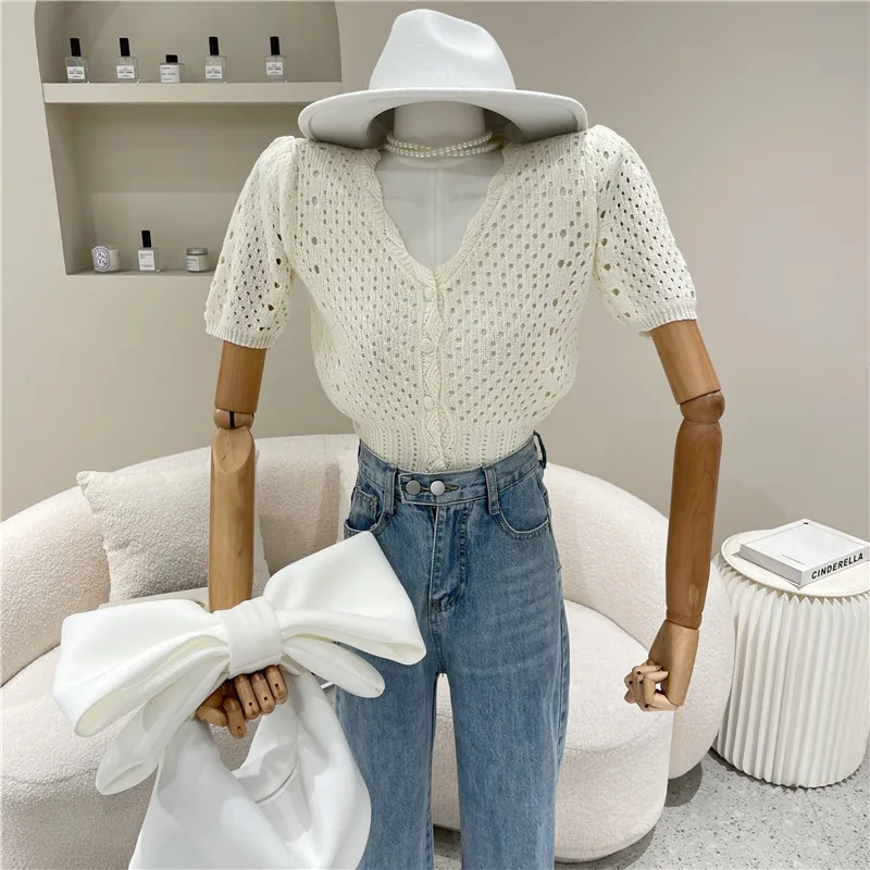 Niche Design New Women's Clothing Summer 2021 Fashion V-neck Single Breasted Short Puff Sleeve Hollow Out Knit Shirt Top
Niche Design New Women's Clothing Summer 2021 Fashion V-neck Single Breasted Short Puff Sleeve Hollow Out Knit Shirt Top