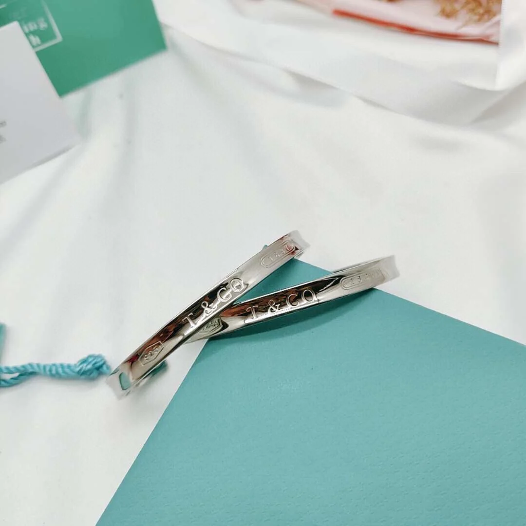 High quality 1:1 Original TIF Sterling Silver 925 necklace classic T letter bracelet elegantly presented to ladies
High quality 1:1 Original TIF Sterling Silver 925 necklace classic T letter bracelet elegantly presented to ladies