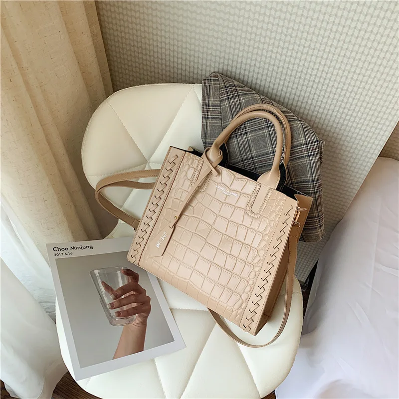 High-quality Portable Large-capacity Bag2021new Trendy Fashion Ladies One-shoulder Messenger Bag Brand Designer Leather Tote Bag
High-quality Portable Large-capacity Bag2021new Trendy Fashion Ladies One-shoulder Messenger Bag Brand Designer Leather Tote Bag