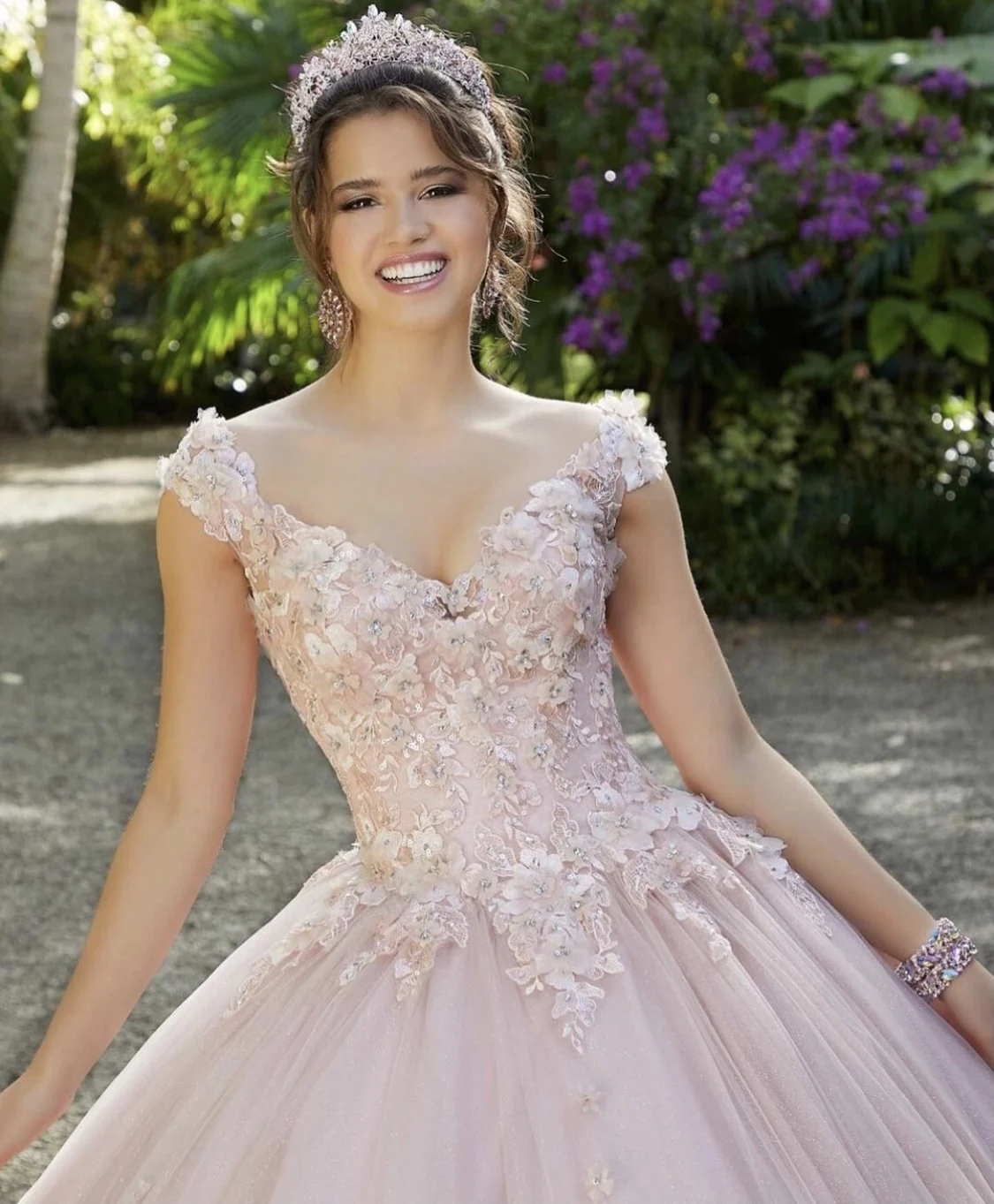 Blush Cheap Quinceanera Dresses Ball Gown V-neck Tulle Appliques Beaded Puffy Sweet 16 Dresses
Blush Cheap Quinceanera Dresses Ball Gown V-neck Tulle Appliques Beaded Puffy Sweet 16 Dresses