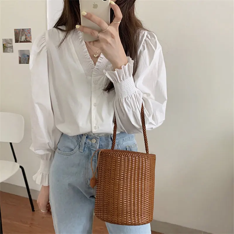 Alien Kitty 2021 Spring Korean Chic Pleated V-Neck Retro Girls High Quality Chic Sweet Vintage All Match Puff Sleeves Shirts
Alien Kitty 2021 Spring Korean Chic Pleated V-Neck Retro Girls High Quality Chic Sweet Vintage All Match Puff Sleeves Shirts