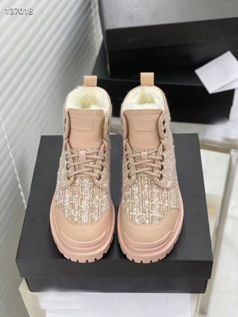 Autumn and winter 2020 new leather short snow boots round head thick lace up one boots
Autumn and winter 2020 new leather short snow boots round head thick lace up one boots