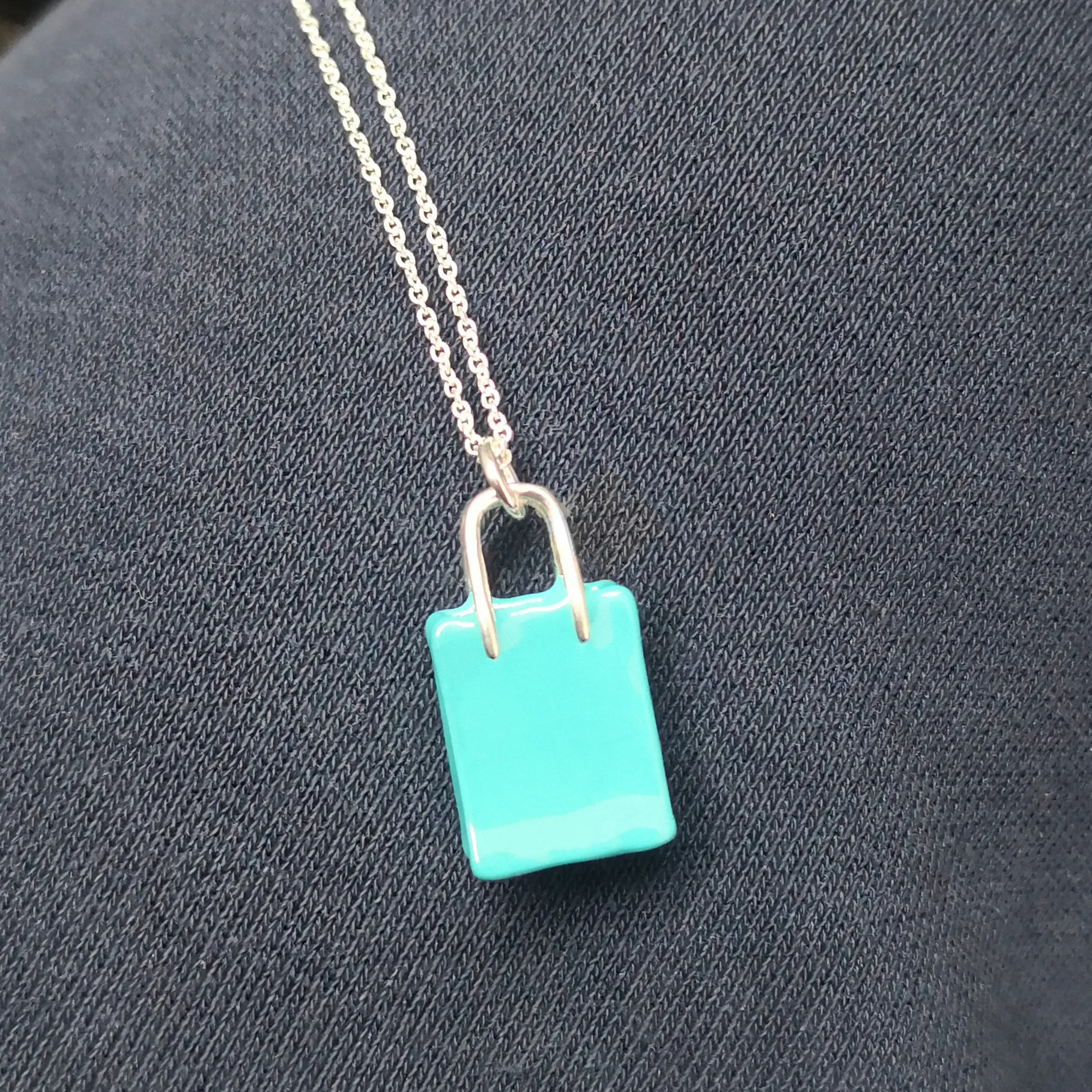 1: 1 sterling silver 925 classic fashion exclusive blue handbag pendant ladies necklace jewelry
1: 1 sterling silver 925 classic fashion exclusive blue handbag pendant ladies necklace jewelry