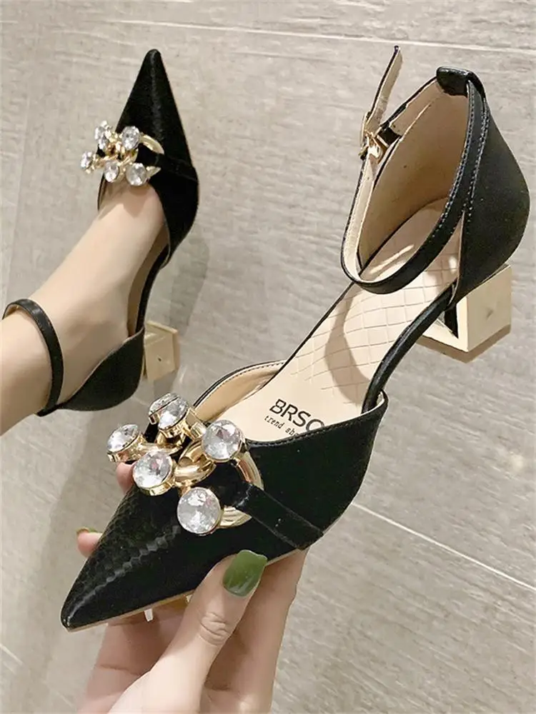 Baotou rhinestone pointed toe all-match temperament ladies high heels exquisite summer new casual trend sandals. 
Baotou rhinestone pointed toe all-match temperament ladies high heels exquisite summer new casual trend sandals.
