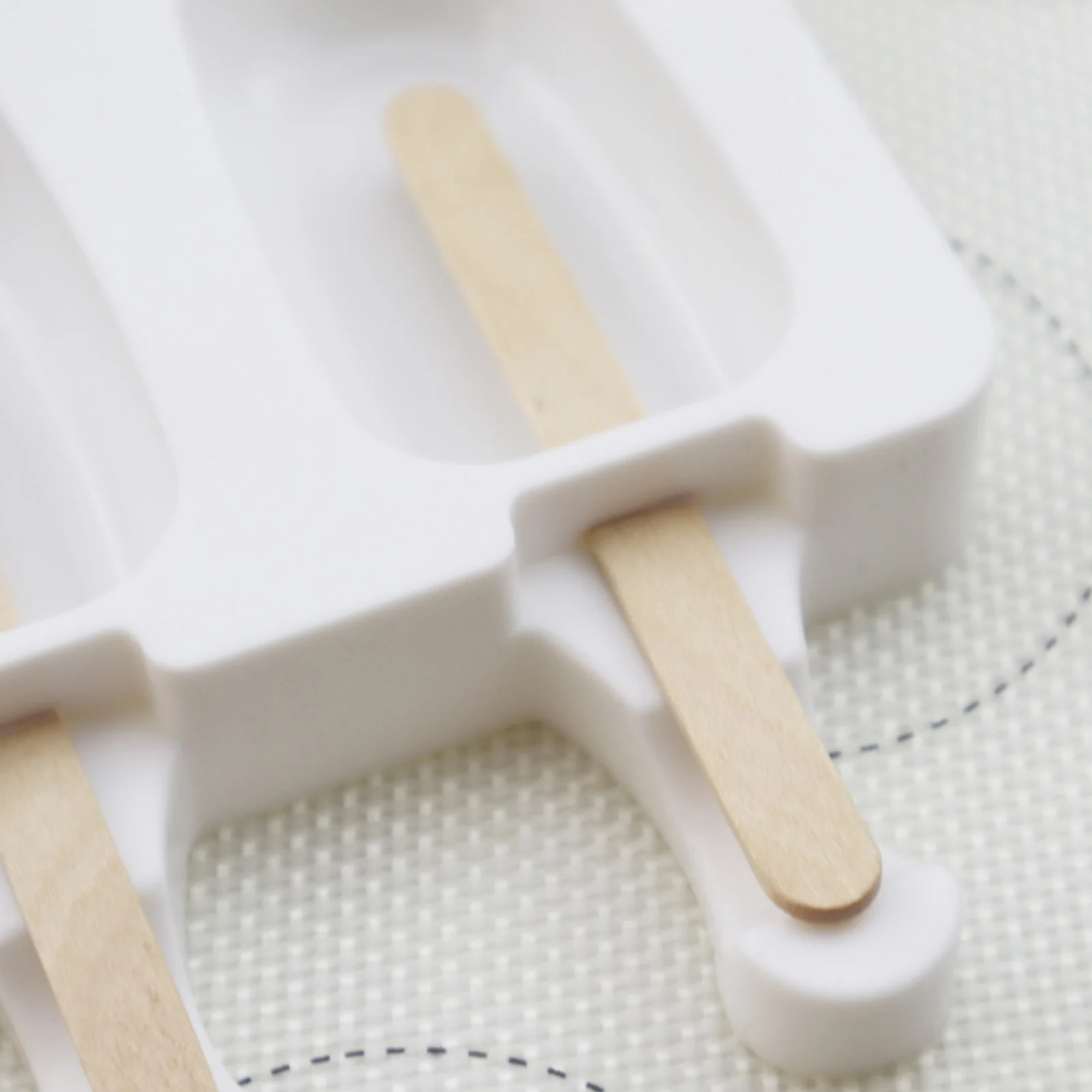 DIY baking ice cream silicone popsicle mold with lid, with 50 wooden sticks and 50 popsicle bagss
DIY baking ice cream silicone popsicle mold with lid, with 50 wooden sticks and 50 popsicle bagss