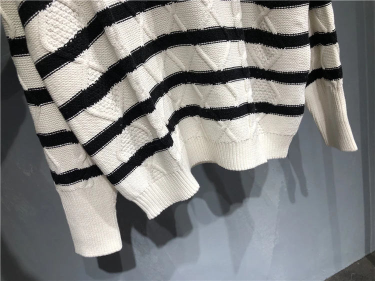 2021 Spring / Autumn New Round Neck Long-sleeved Pullover Casual All-match Button Striped Cable Wool Knitted Top
2021 Spring / Autumn New Round Neck Long-sleeved Pullover Casual All-match Button Striped Cable Wool Knitted Top