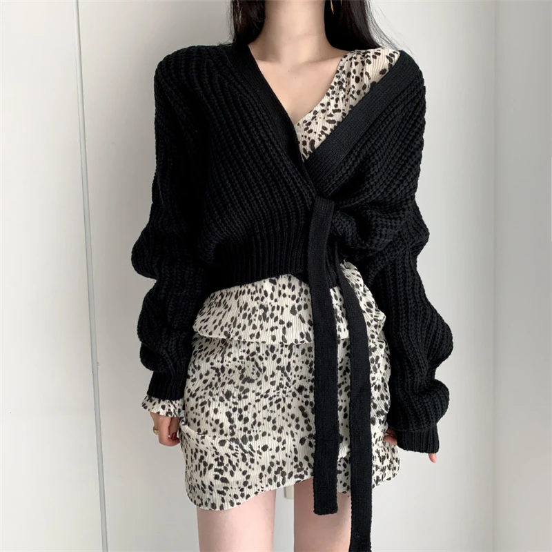 2020 Women Fashion Korean Autumn Winter Sexy Deep V Neck Lace-up Lantern Sleeve Knitted Sweater Loose Knitwear Cardigan Sweater
2020 Women Fashion Korean Autumn Winter Sexy Deep V Neck Lace-up Lantern Sleeve Knitted Sweater Loose Knitwear Cardigan Sweater