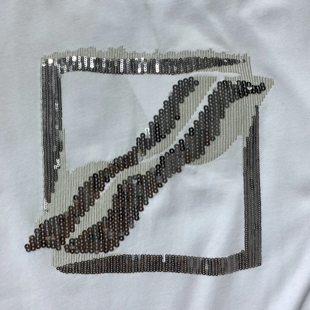 WE11 DONE T Shirt Men Women Sequined Big LOGO Embroidered Harajuku Street T-shirt Fashion Trend Short-sleeved T-shirt
WE11 DONE T Shirt Men Women Sequined Big LOGO Embroidered Harajuku Street T-shirt Fashion Trend Short-sleeved T-shirt