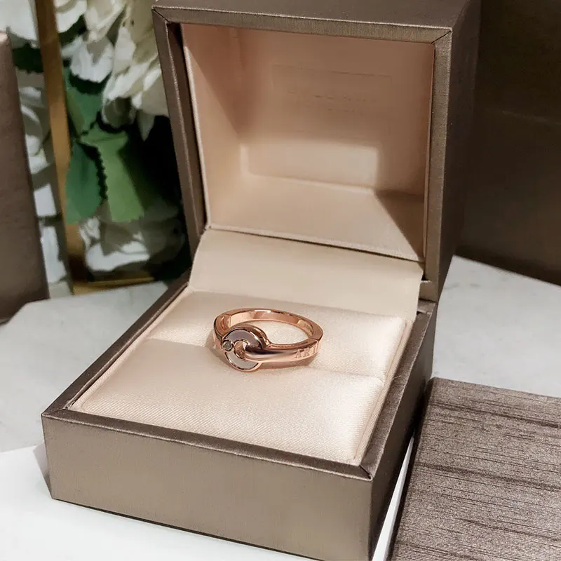 Luxury Jewelry1:1High Quality LOGO white mother-of-pearl compass ring Roman fashion Brand BVL Popular Jewelry female
Luxury Jewelry1:1High Quality LOGO white mother-of-pearl compass ring Roman fashion Brand BVL Popular Jewelry female