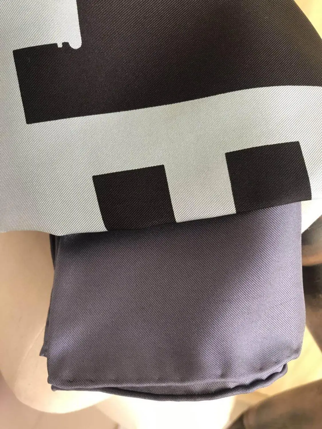 2020 New Arrival winter brand elegant 100% silk scarf 90*90 cm square shawl hand made roll wrap for women lady free shipping
2020 New Arrival winter brand elegant 100% silk scarf 90*90 cm square shawl hand made roll wrap for women lady free shipping