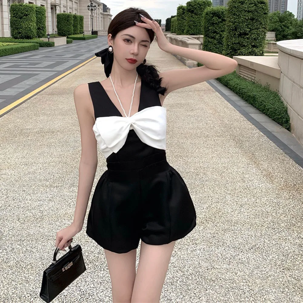2021 Summer New Black and White Contrast Color Sleeveless Jumpsuit Shorts Women Bow V-neck Pearl Satin Jumpsuit for Ladies
2021 Summer New Black and White Contrast Color Sleeveless Jumpsuit Shorts Women Bow V-neck Pearl Satin Jumpsuit for Ladies