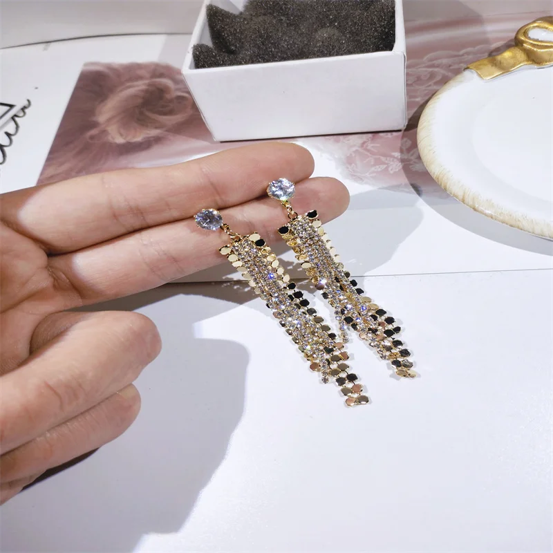 MFY Luxury Long Tassel Gold Round Metal Stud Earring Bling Iced Out Crystal Rhinestone AAA CZ Women's Earrings For Party Wedding
MFY Luxury Long Tassel Gold Round Metal Stud Earring Bling Iced Out Crystal Rhinestone AAA CZ Women's Earrings For Party Wedding