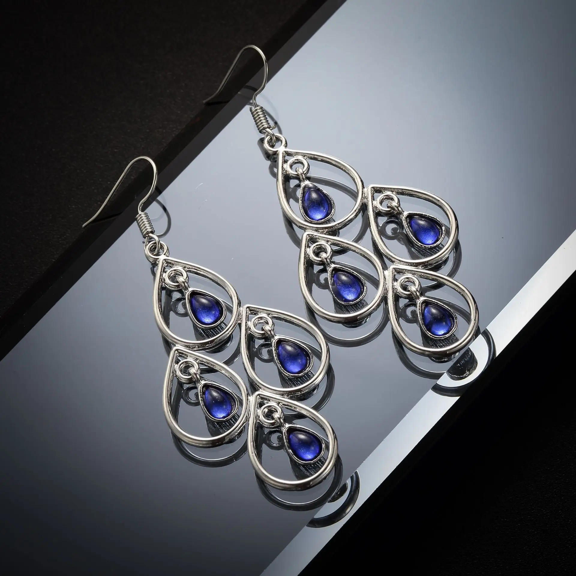 Classic Roya Blue Droplet Shape Crystal Earrings For Woman Vintage Bohemia Style Earring Rhinestone Wedding Jewelry Accessories
Classic Roya Blue Droplet Shape Crystal Earrings For Woman Vintage Bohemia Style Earring Rhinestone Wedding Jewelry Accessories