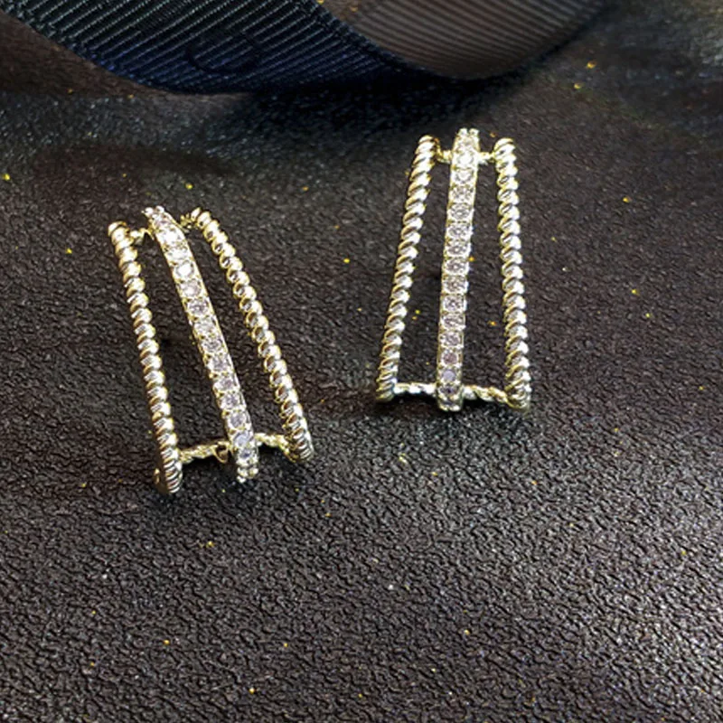 Elegant Hollow Out Geometric Metal Earrings 2022 Korean Shiny Crystal Sweet Fresh Senior Women Prevent Allergy Stud Earrings
Elegant Hollow Out Geometric Metal Earrings 2022 Korean Shiny Crystal Sweet Fresh Senior Women Prevent Allergy Stud Earrings