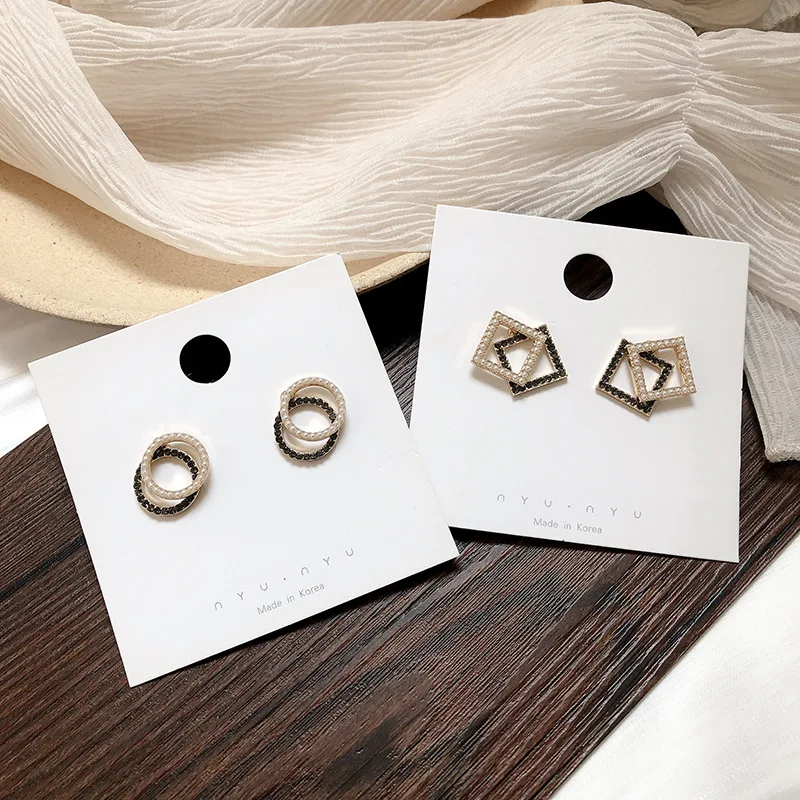 Fashion High Sense Temperament Small Fresh Pearl S925 Simple Geometric Earrings Niche Design Retro Earrings Tide
Fashion High Sense Temperament Small Fresh Pearl S925 Simple Geometric Earrings Niche Design Retro Earrings Tide