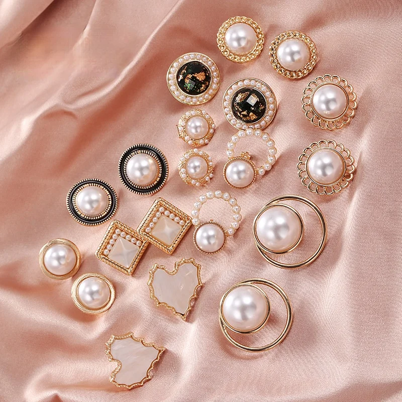 2021 New Fashion Classic Pearl Geometric Round Clip Earrings Korean Style Simple and Non-pierced Aolly Female Earrings for Women 
2021 New Fashion Classic Pearl Geometric Round Clip Earrings Korean Style Simple and Non-pierced Aolly Female Earrings for Women