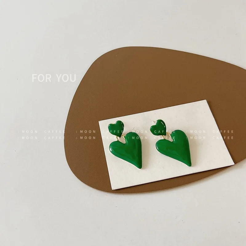 2021 New French Retro Personality Green Oil Drop Love Pendant Earrings Female S925 Anti-Allergic Earrings Tide 
2021 New French Retro Personality Green Oil Drop Love Pendant Earrings Female S925 Anti-Allergic Earrings Tide