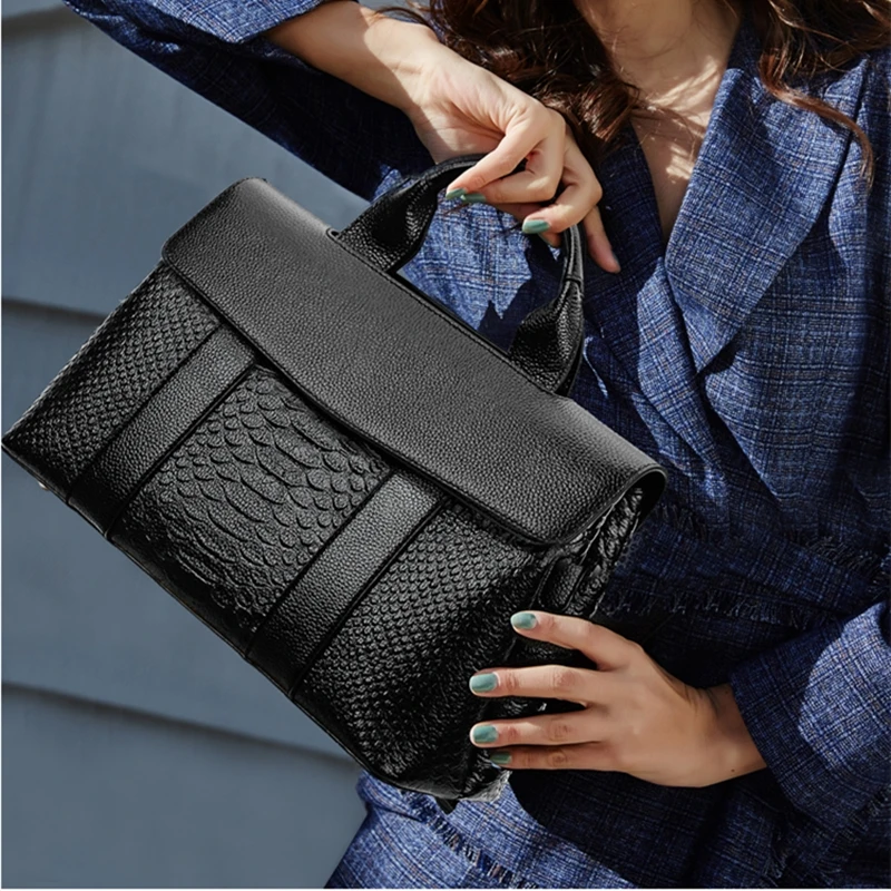 Ladies Hand Bags Fashion Genuine Leather Bags Shoulder Portable Large Capacity Crossbody Bags for Women 2021 Simple Boston Bags
Ladies Hand Bags Fashion Genuine Leather Bags Shoulder Portable Large Capacity Crossbody Bags for Women 2021 Simple Boston Bags