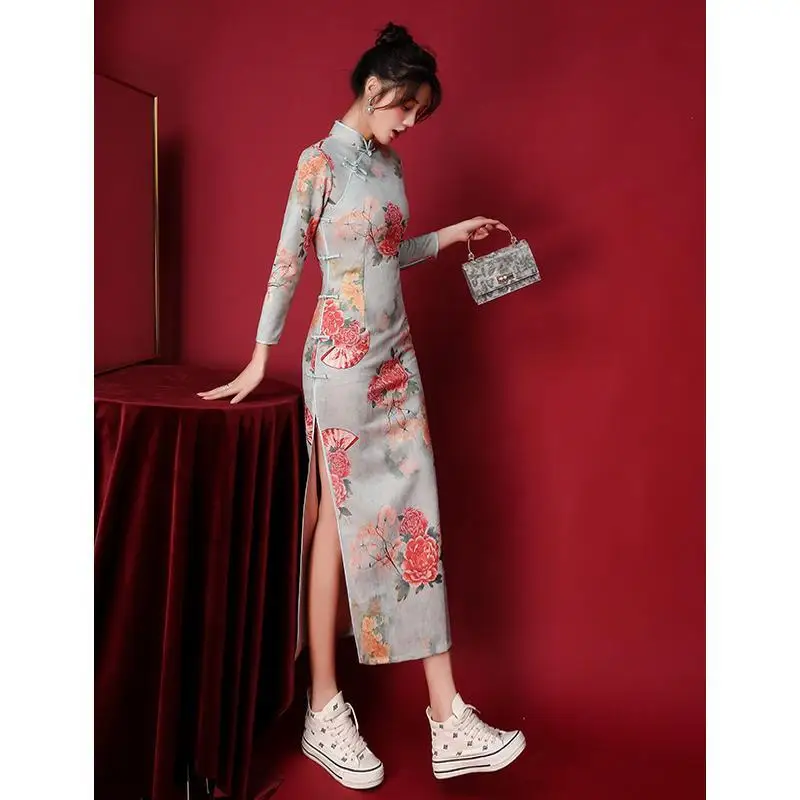 Improved cheongsam 2021 autumn retro elegant young bone erosion light ripe Chinese style deerskin velvet cheongsam dress.
Improved cheongsam 2021 autumn retro elegant young bone erosion light ripe Chinese style deerskin velvet cheongsam dress.