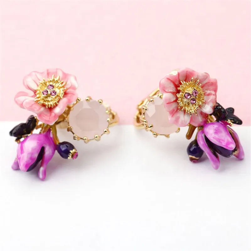 New hand-painted enamel glaze fashion temperament trend classic fresh flower zircon ear hook French niche female earrings
New hand-painted enamel glaze fashion temperament trend classic fresh flower zircon ear hook French niche female earrings