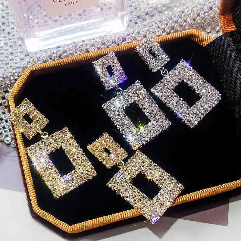 Exquisite Ladies Luxury Fashion Super Flash Geometric Earrings with Rhinestones Exaggerated Earrings for Ladies Party Jewelry
Exquisite Ladies Luxury Fashion Super Flash Geometric Earrings with Rhinestones Exaggerated Earrings for Ladies Party Jewelry
