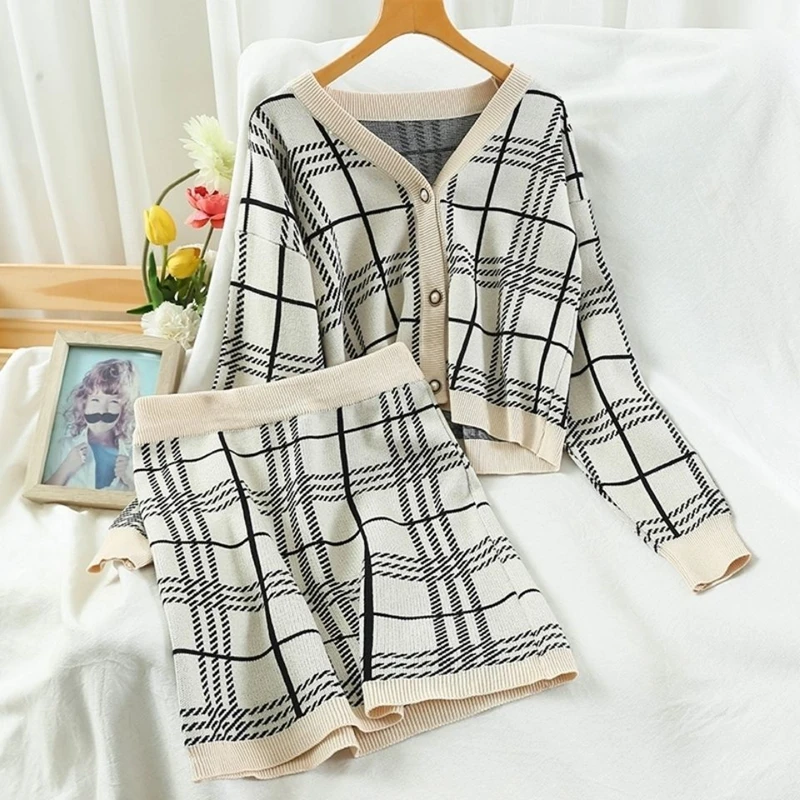 Fashion Korean 2021 spring new V-neck plaid short women knit sweater jacket+ hip skirt two-piece female
Fashion Korean 2021 spring new V-neck plaid short women knit sweater jacket+ hip skirt two-piece female