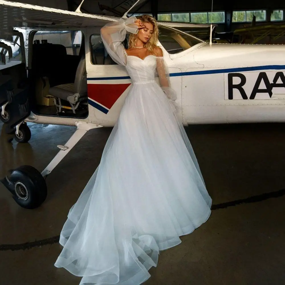 Elegant A-Line 2021 Wedding Dress Puffy Long Sleeves Backless Sweetheart Bridal Gown Pleats Tulle Brides Dress Vestido de novia 
Elegant A-Line 2021 Wedding Dress Puffy Long Sleeves Backless Sweetheart Bridal Gown Pleats Tulle Brides Dress Vestido de novia