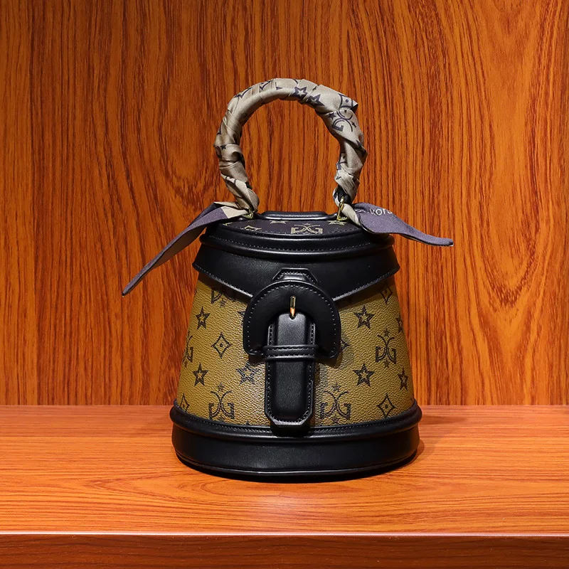 Luxury Brand 100% Genuine Leather High-quality Presbyopia Print Horseshoe Buckle Duffel Bag Fashion One-shoulder Messenger Bag
Luxury Brand 100% Genuine Leather High-quality Presbyopia Print Horseshoe Buckle Duffel Bag Fashion One-shoulder Messenger Bag