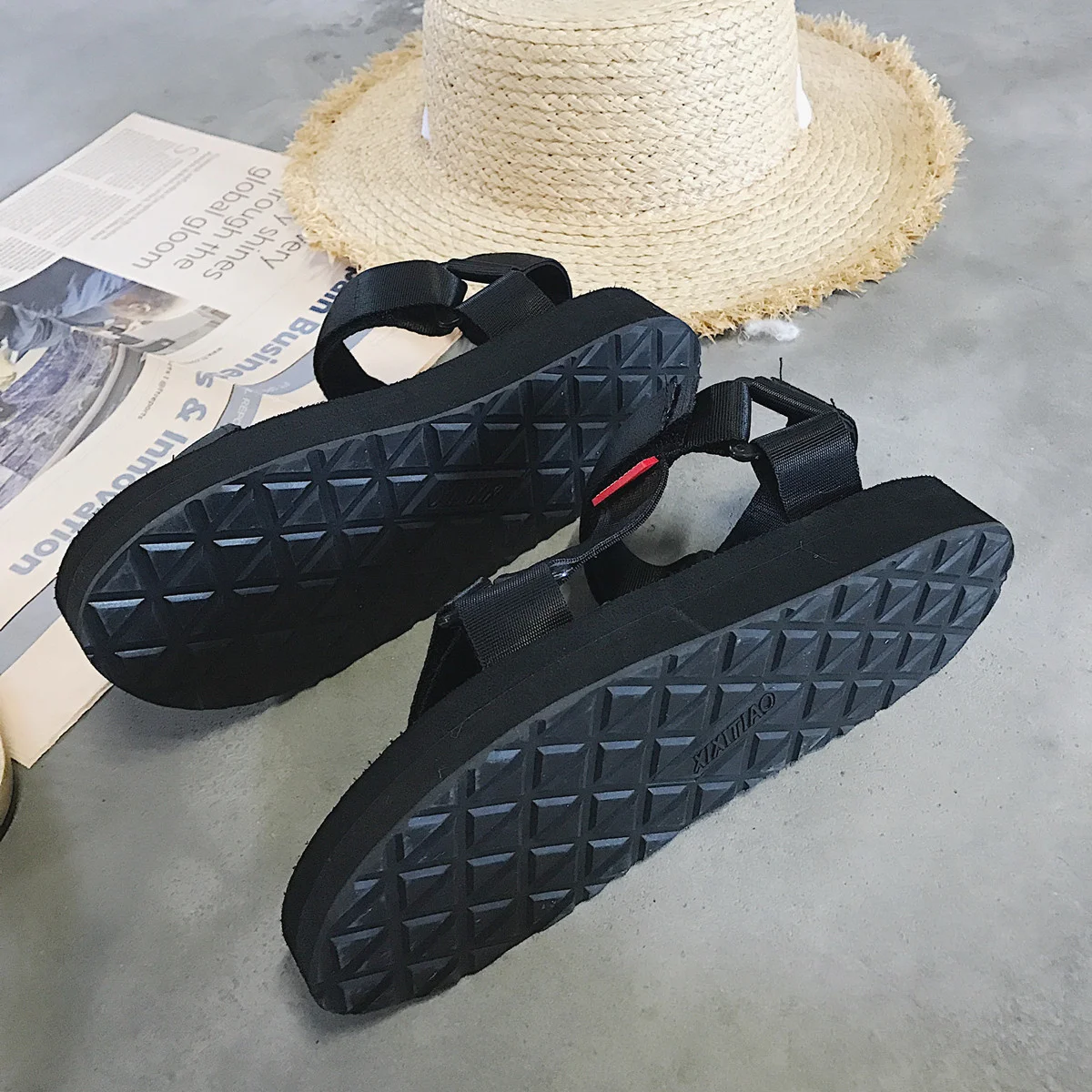 New Vietnamese sandals female summer and Korean student flat ROMAN SANDALS leisure outdoor beach shoes trend
New Vietnamese sandals female summer and Korean student flat ROMAN SANDALS leisure outdoor beach shoes trend