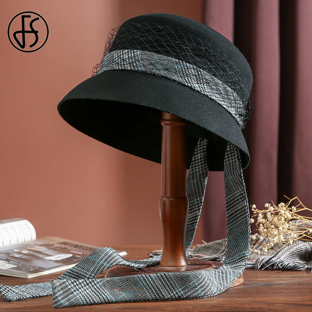 FS 2021 Dome Top Wool Felt Fedora Hats For Women Autumn Winter Warm Church Cloche Derby Hat Fedoras Bowler Cap With Veils Ribbon
FS 2021 Dome Top Wool Felt Fedora Hats For Women Autumn Winter Warm Church Cloche Derby Hat Fedoras Bowler Cap With Veils Ribbon