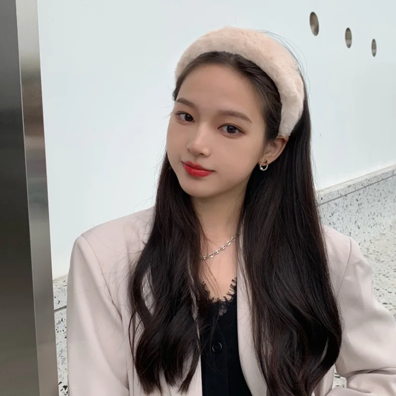 Temperament Faux Fur Plush Headband Retro Hair Accessories Women Warm Wide White Fluffy Headbands Winter Thick Furry Hairband
Temperament Faux Fur Plush Headband Retro Hair Accessories Women Warm Wide White Fluffy Headbands Winter Thick Furry Hairband