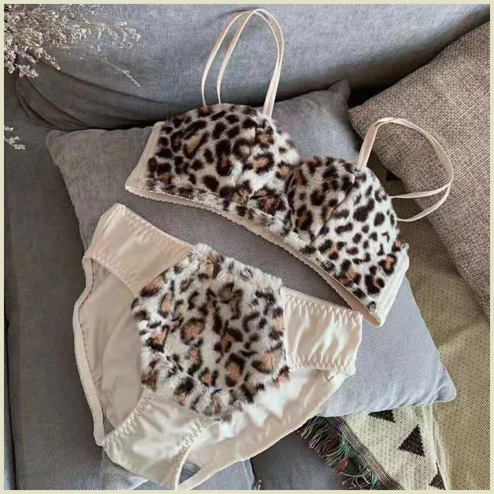 Комплект женского нижнего белья с леопардовым принтом и чашками пуш-ап
Комплект женского нижнего белья с леопардовым принтом и чашками пуш-ап