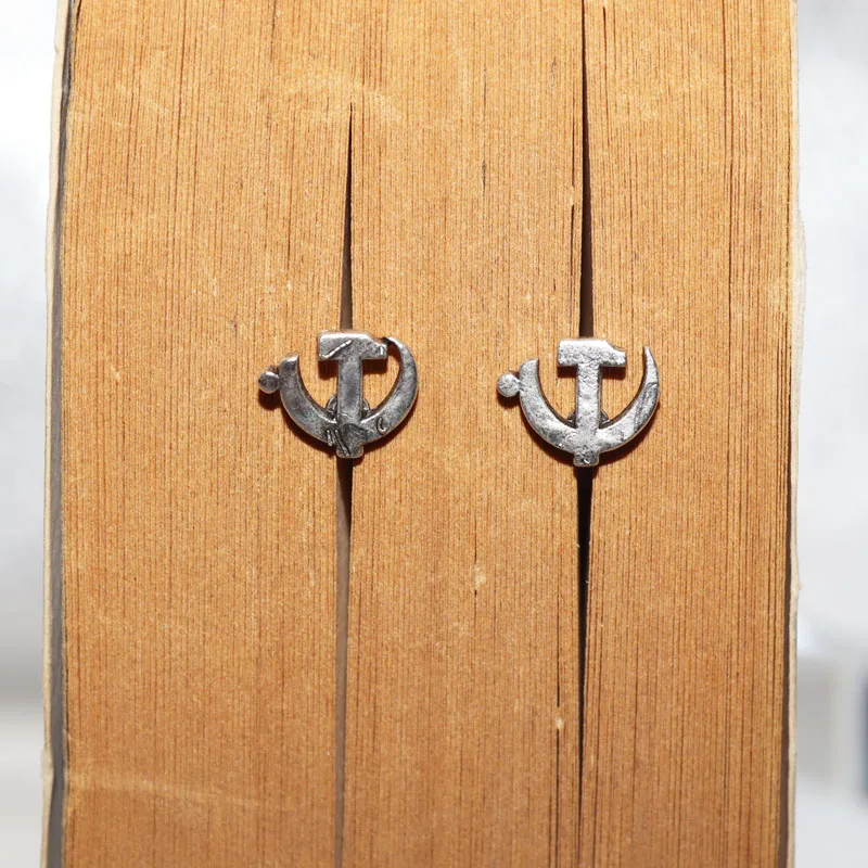 Vintage Silver Color Mini Sickle Hammer Stud Earrings Men Women Punk Biker Jewelry Gift
Vintage Silver Color Mini Sickle Hammer Stud Earrings Men Women Punk Biker Jewelry Gift