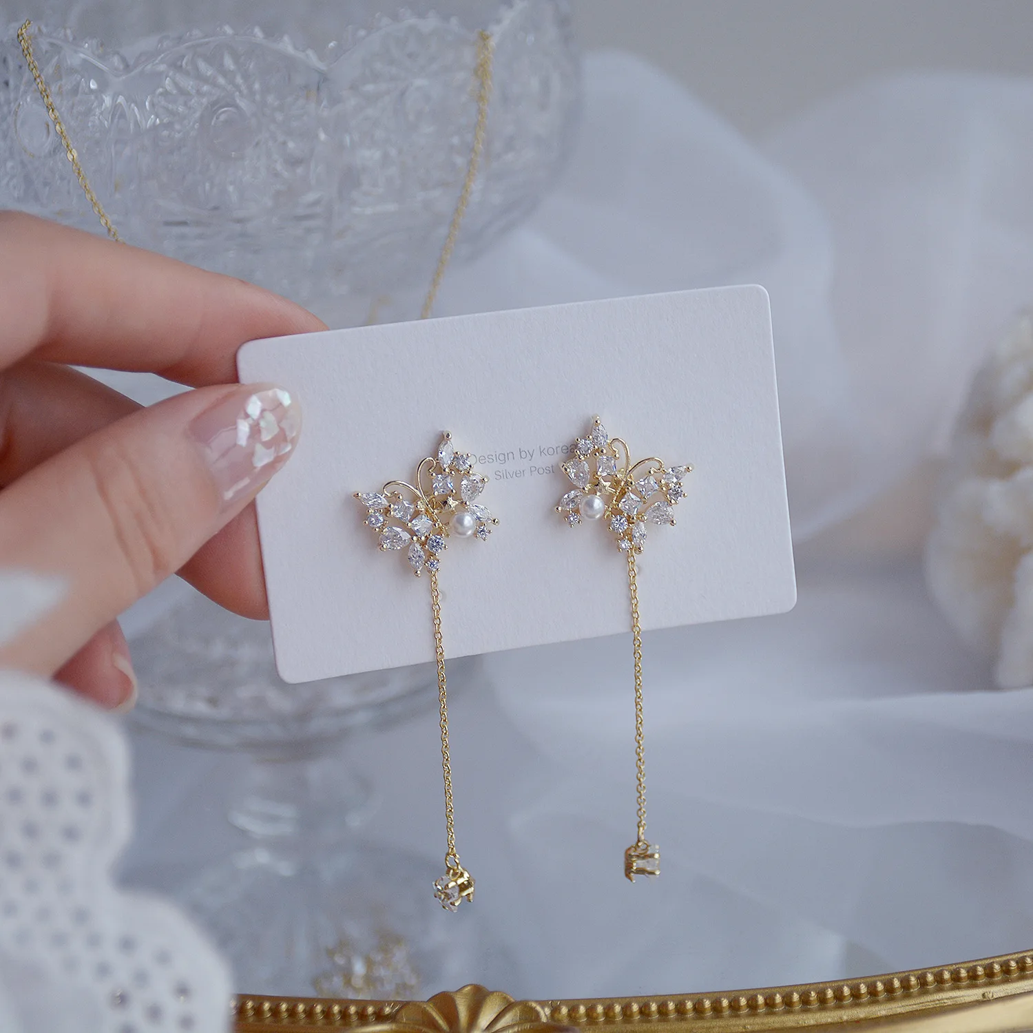 Korean Romantic Hollow Crystal Butterfly Stud Earrings For Woman Simple Shining Zircon Ear Jewelry Anniversary Gift 
Korean Romantic Hollow Crystal Butterfly Stud Earrings For Woman Simple Shining Zircon Ear Jewelry Anniversary Gift