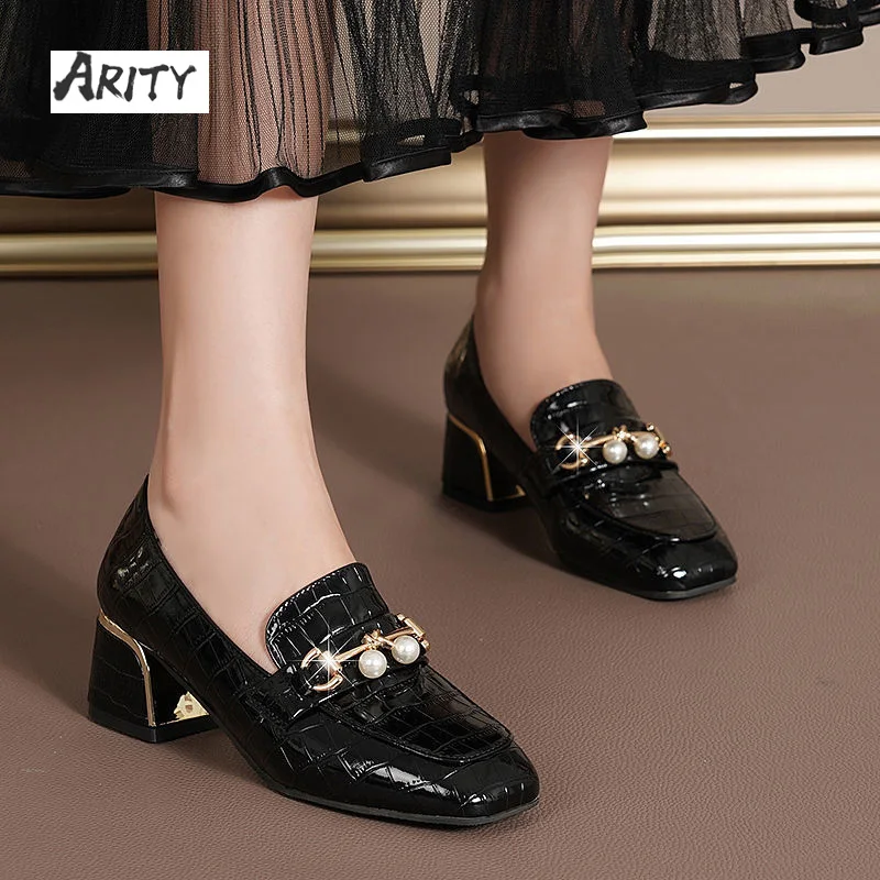 Thick Heel Women Black Leather Shoes Women's 2021 New Fashion All-match Patent Leather Moccasins Buckle Pearl Mid-heel Shoes
Thick Heel Women Black Leather Shoes Women's 2021 New Fashion All-match Patent Leather Moccasins Buckle Pearl Mid-heel Shoes